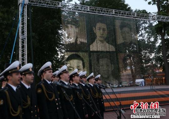 两名中国旅行者自费举行向俄二战老兵致敬活动