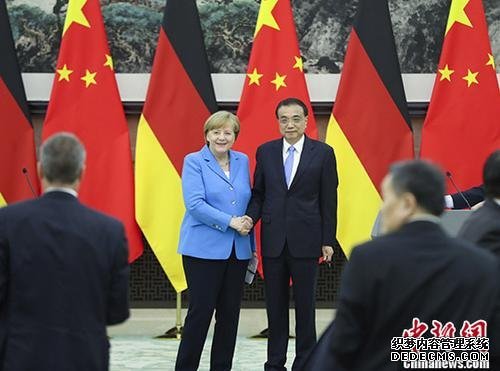 5月24日上午，中国国务院总理李克强在北京人民大会堂与德国总理默克尔会谈后共同会见记者并回答提问。 记者 刘震 摄