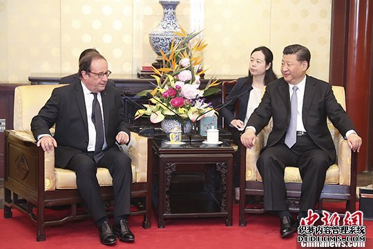 习近平会见法国前总统奥朗德