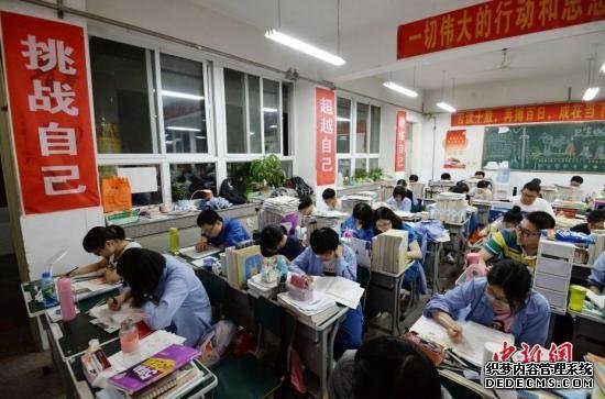 5月23日晚，在河北省邯郸市第一中学，即将参加高考的高三学生在上晚自习。发 郝群英 摄 图片来源：CNSPHOTO