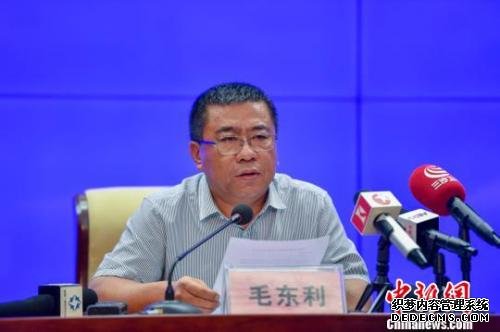 海南省政府29日召开新闻发布会，介绍贯彻落实中央环境保护督察反馈意见整改情况。图为海南省生态环境保护厅副厅长毛东利介绍情况。　骆云飞　摄