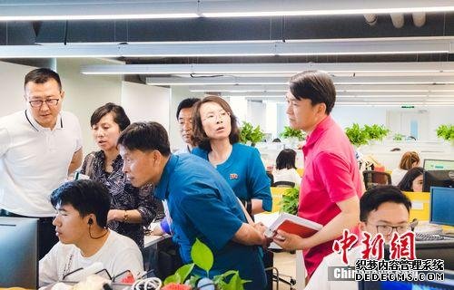朝鲜新闻代表团参观访问中国新闻周刊杂志社